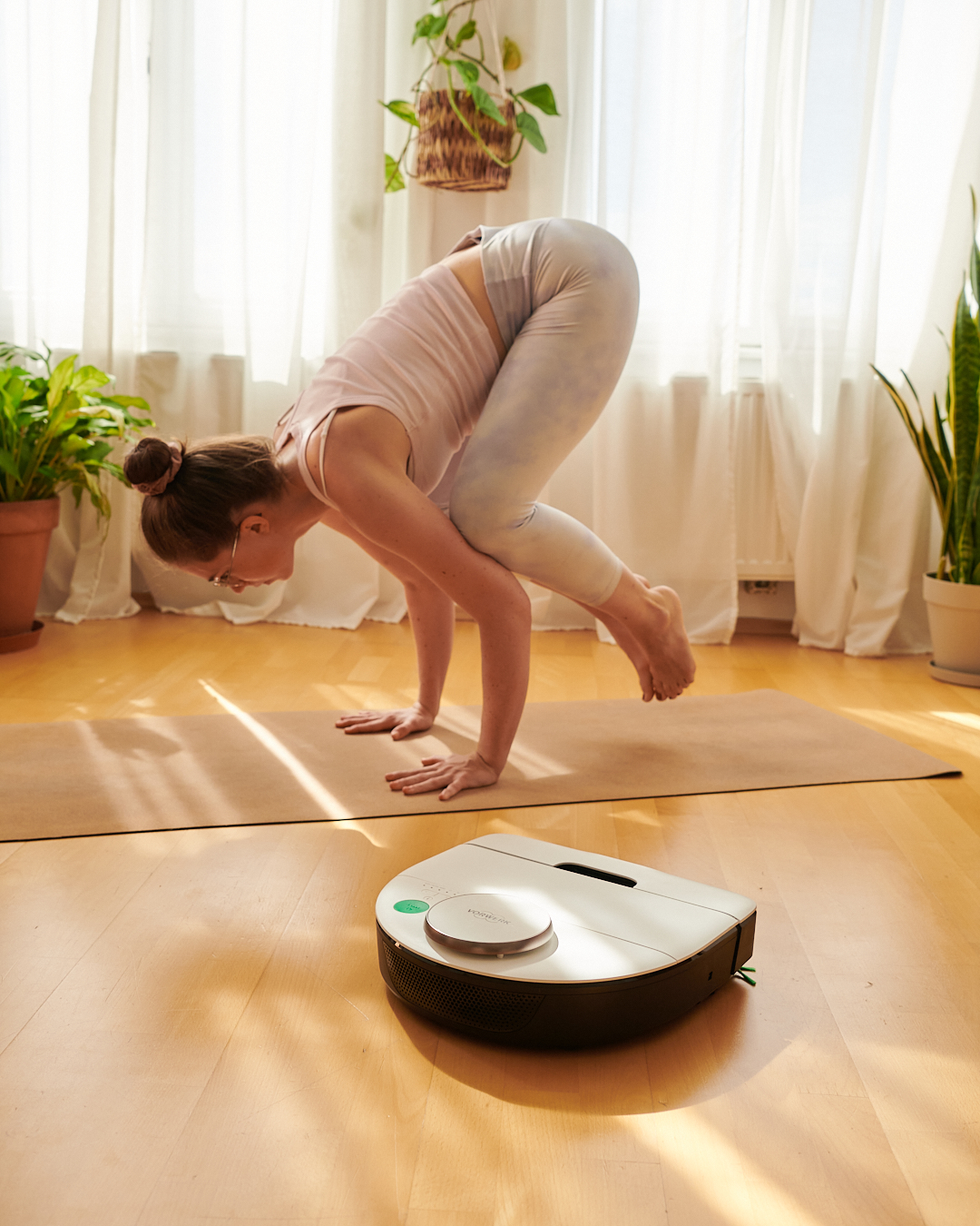 Yoga-Übung und Smart Cleaning im Einklang – Kobold Saugroboter als Teil der aime Kampagne „Mental (un)load“ für Vorwerk Österreich.
