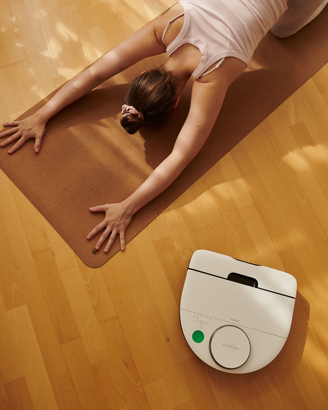 Kobold Saugroboter unterstützt Selfcare-Routine mit Yoga – Bild aus der aime Kampagne „Mental (un)load“ für Vorwerk.