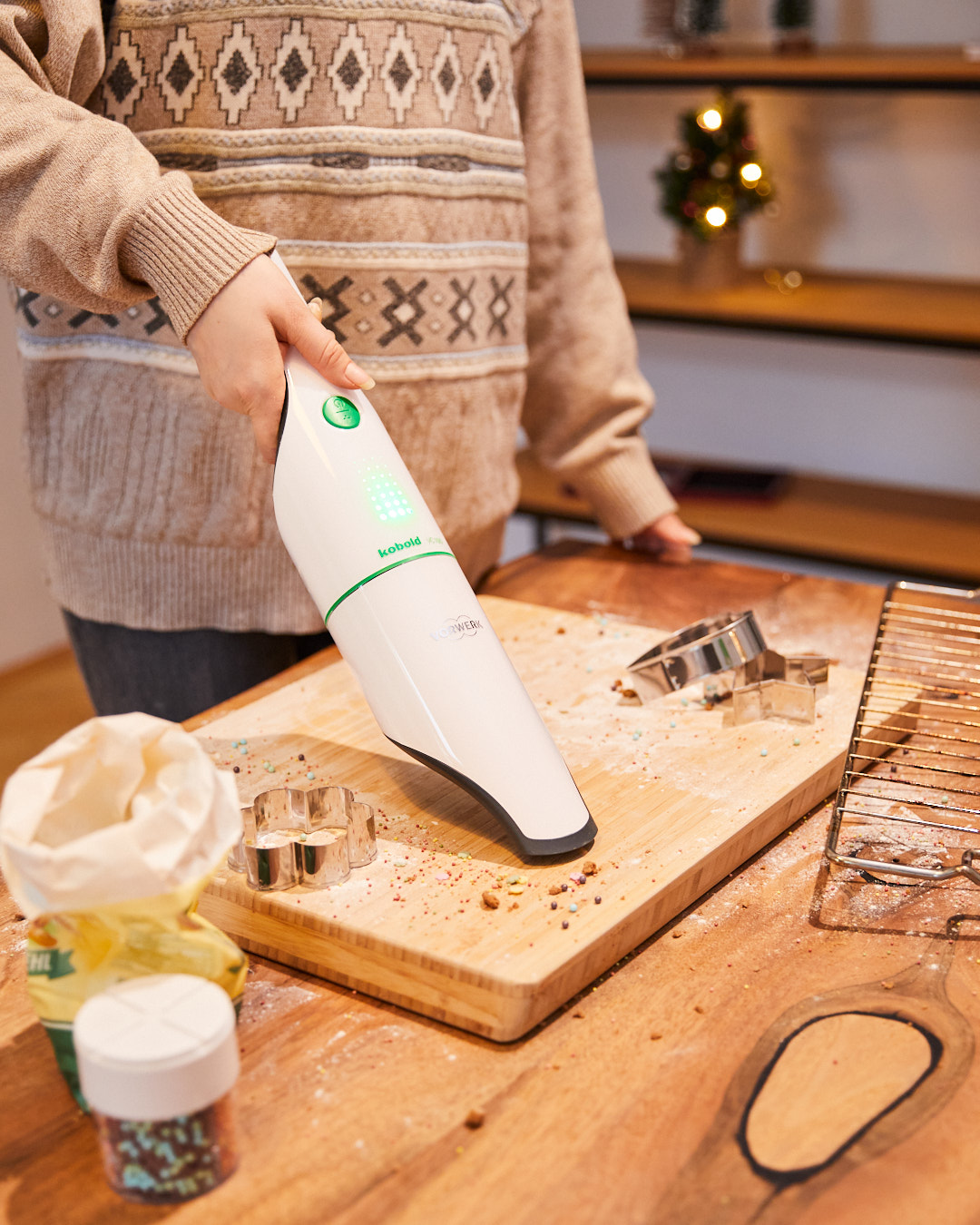 Frau reinigt eine verschmutzte Backunterlage mit dem Kobold Akkusauger – Szene aus der aime Kampagne „Mental (un)load“ für Vorwerk rund ums Backen im Alltag.