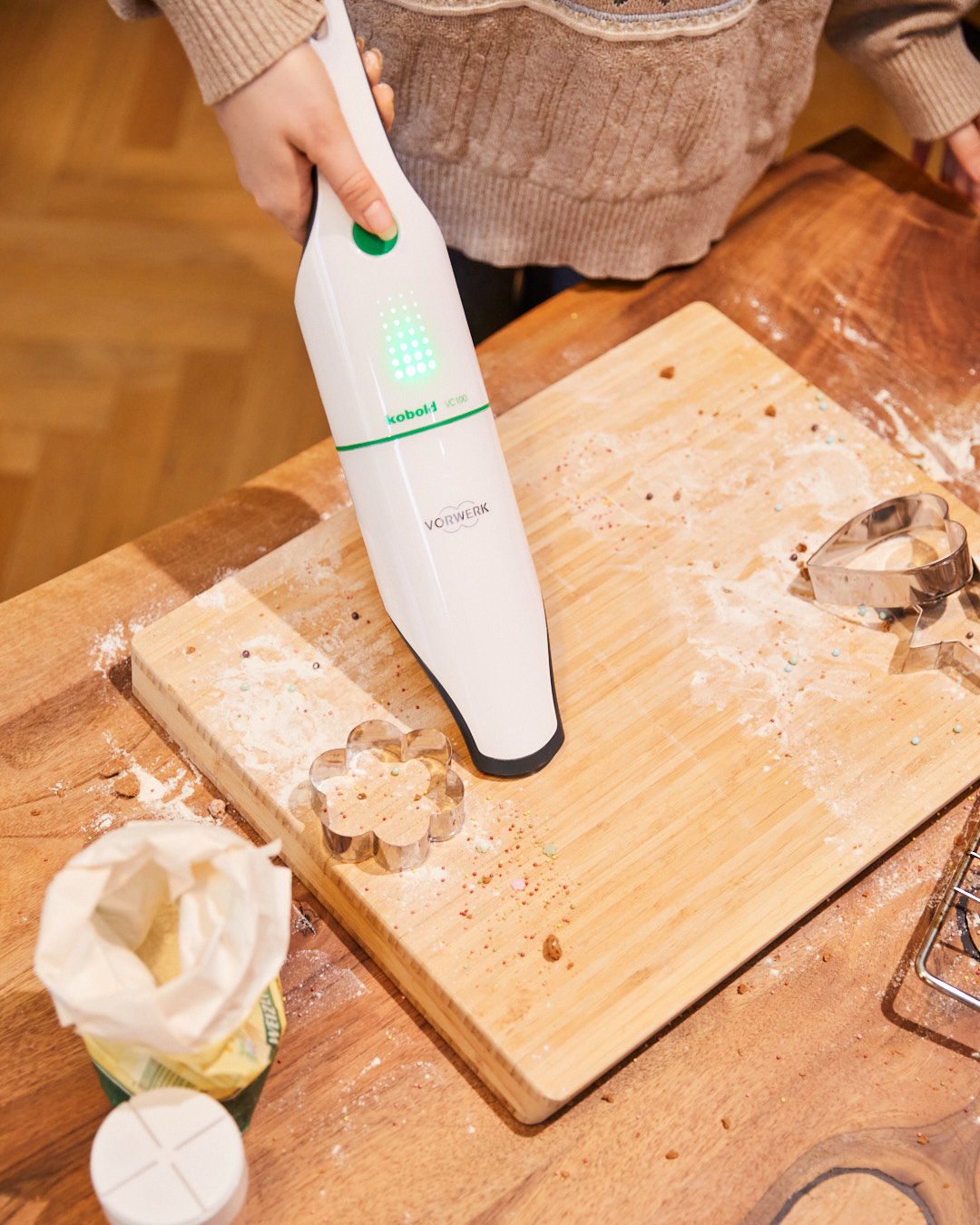 Kobold Akkusauger im Einsatz bei der Reinigung einer bemehlten Arbeitsfläche nach dem Backen – Detailaufnahme aus der aime Kampagne „Mental (un)load“ für Vorwerk.