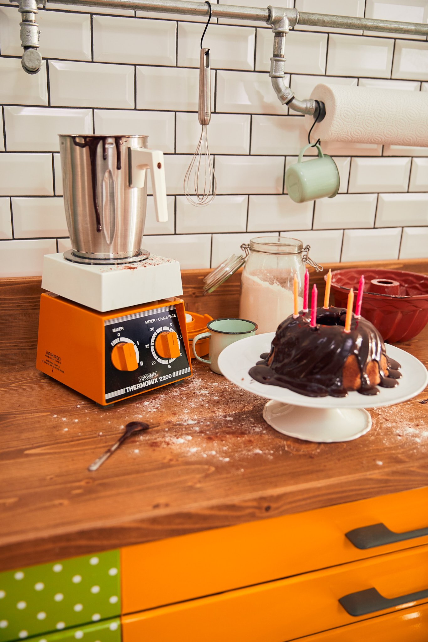 Retro-Küchenszene mit dem Thermomix 2200 – Teil der Jubiläumskampagne „50 Jahre Thermomix“ von aime zur Feier kulinarischer Tradition und Markenentwicklung.