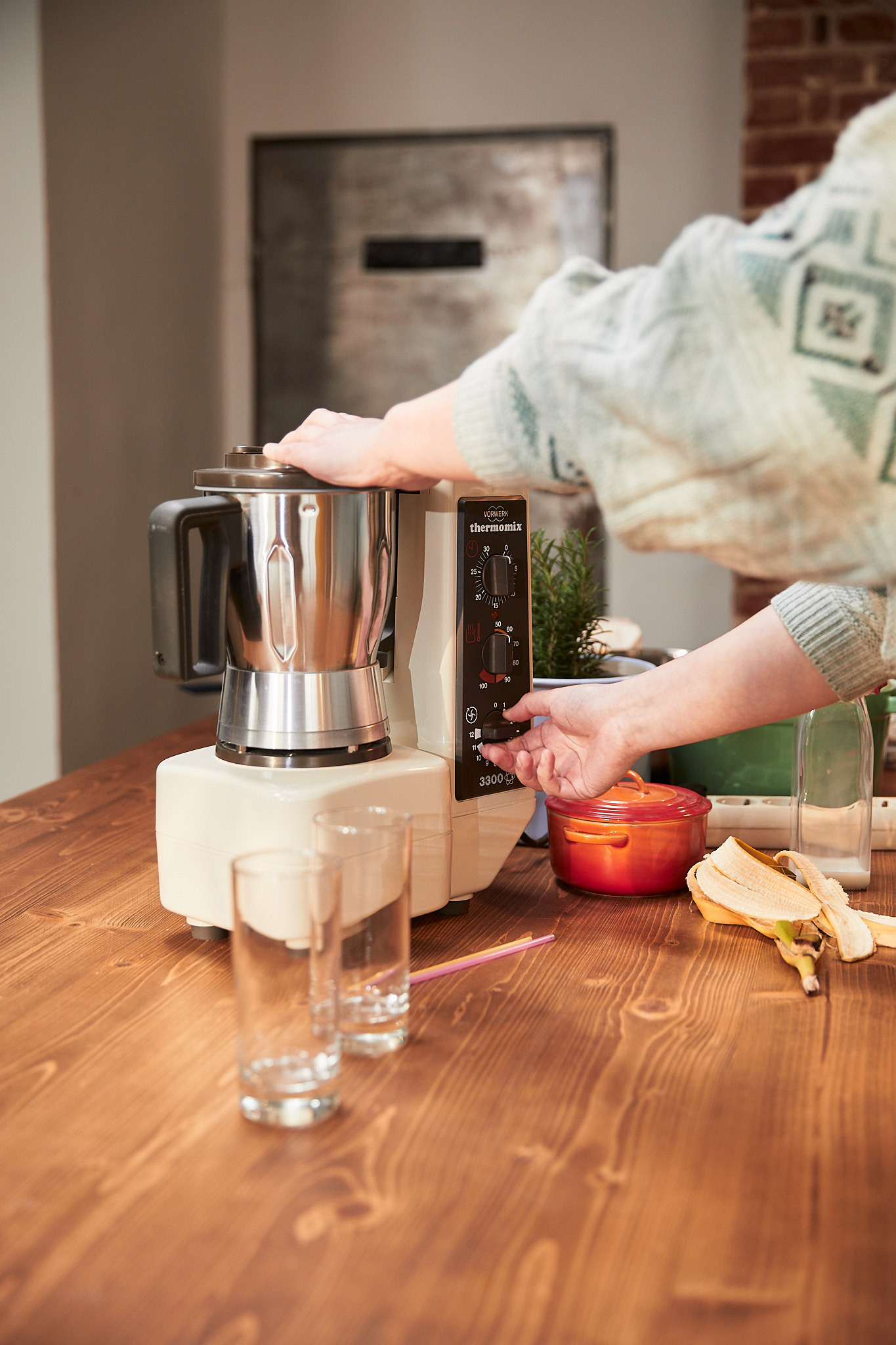 Thermomix 3300 im Einsatz – Retro-Küchenszene aus der aime Kampagne zum 50-jährigen Thermomix Jubiläum mit Fokus auf Marke und Nutzererlebnis.