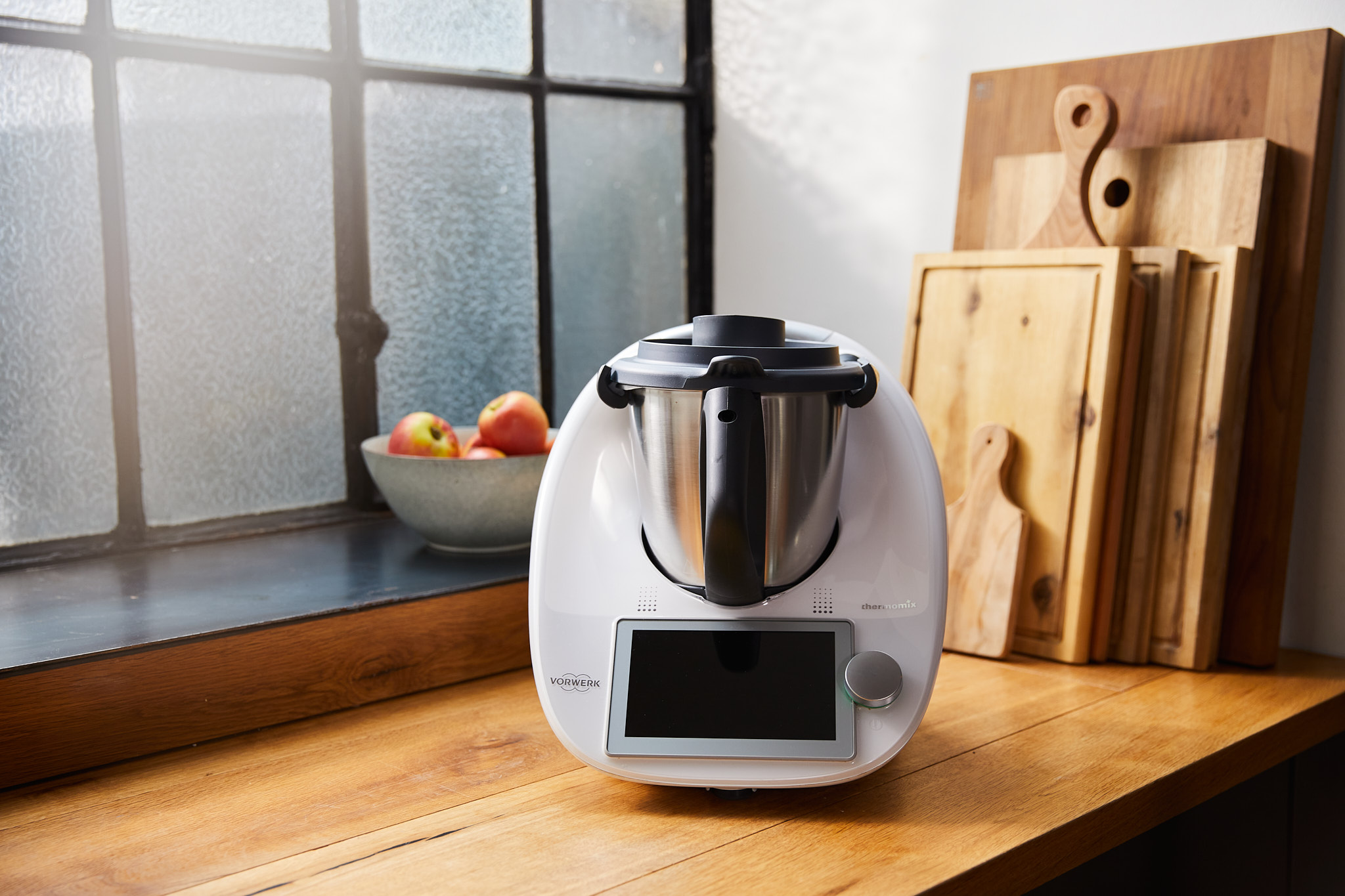 Thermomix TM6 auf Holzarbeitsplatte – Produktfoto aus der österreichischen Digitalkampagne von aime mit Fokus auf Markenpositionierung und Performance Marketing.