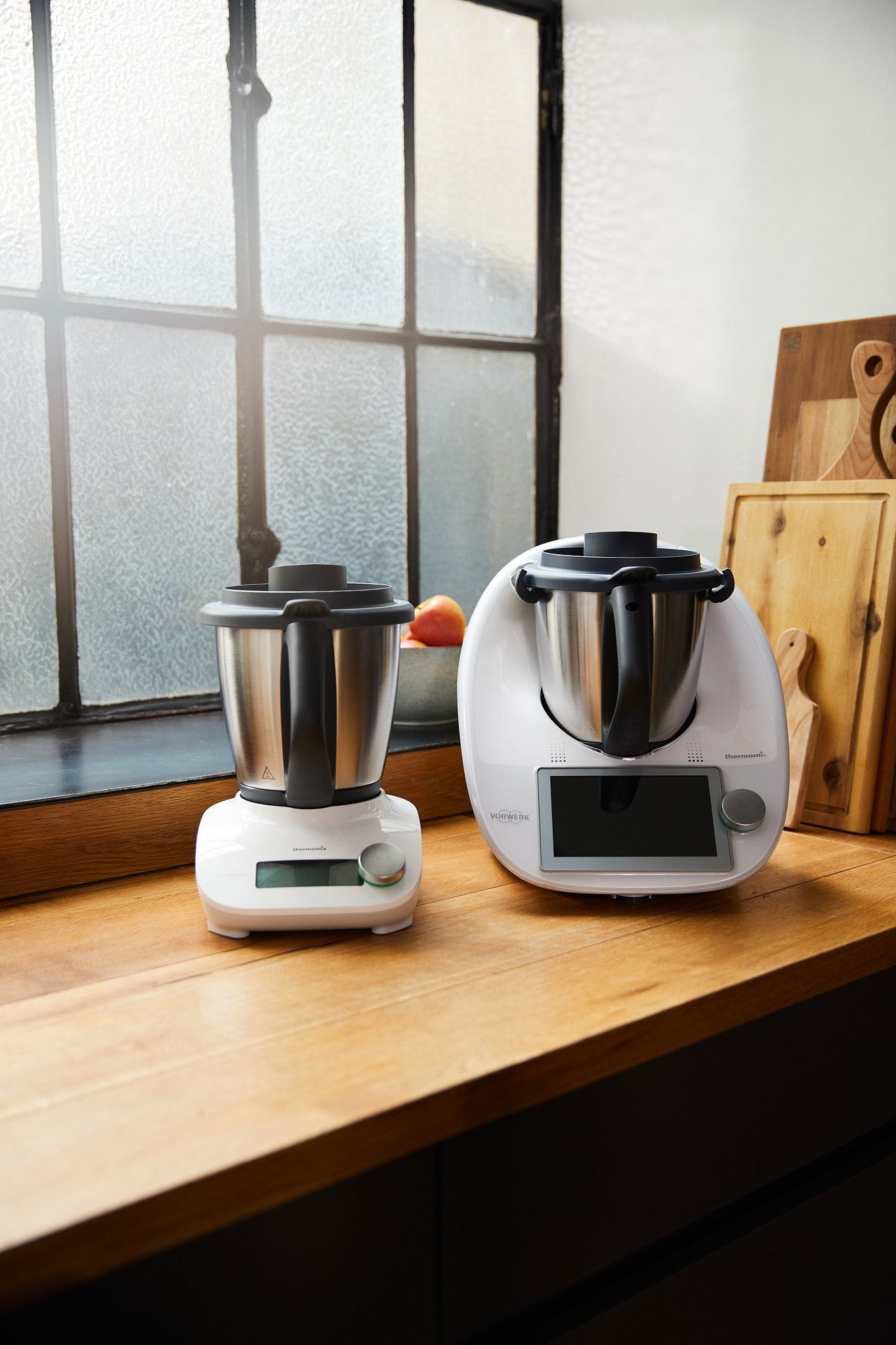 Thermomix TM6 und Thermomix Friend im direkten Vergleich – modernes Küchenteam aus der aime Jubiläumskampagne zur Markenentwicklung von Vorwerk.